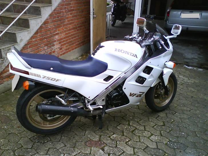 Honda VFR 750 f RC24 *SOLGT* billede 8