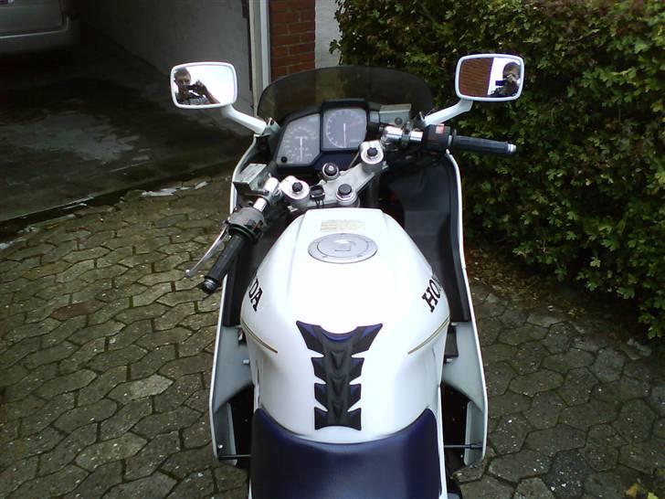 Honda VFR 750 f RC24 *SOLGT* billede 11