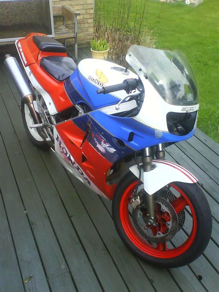 Honda VFR400R **Banejern** - Ja, den har vist været ude at kure før ;) billede 1