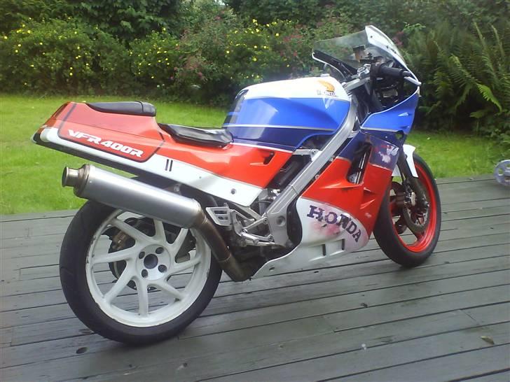 Honda VFR400R **Banejern** - Læg mærke til at den vist ikke lige er "mint condition" billede 2