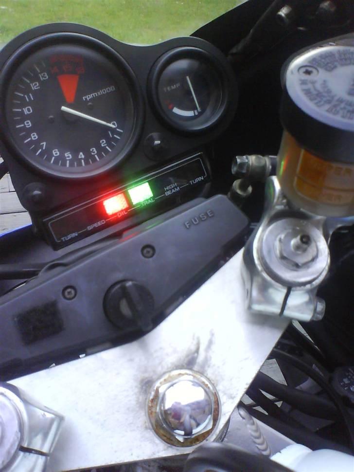 Honda VFR400R **Banejern** - Cockpittet, ja der er endnu hul igennem der hvor lygten sad ;) billede 4