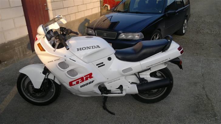 Honda CBR 1000   SOLGT SOLGT - Så er der kommet skrift og ny farve :) billede 1
