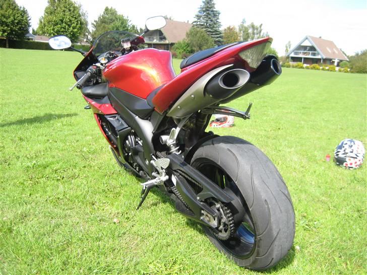 Yamaha yzf R1 (XENON) (SOLGT) - øv hvor er det trist man skal have den store grimme nr plade på det ser altså noget mere cool ud uden :( billede 7