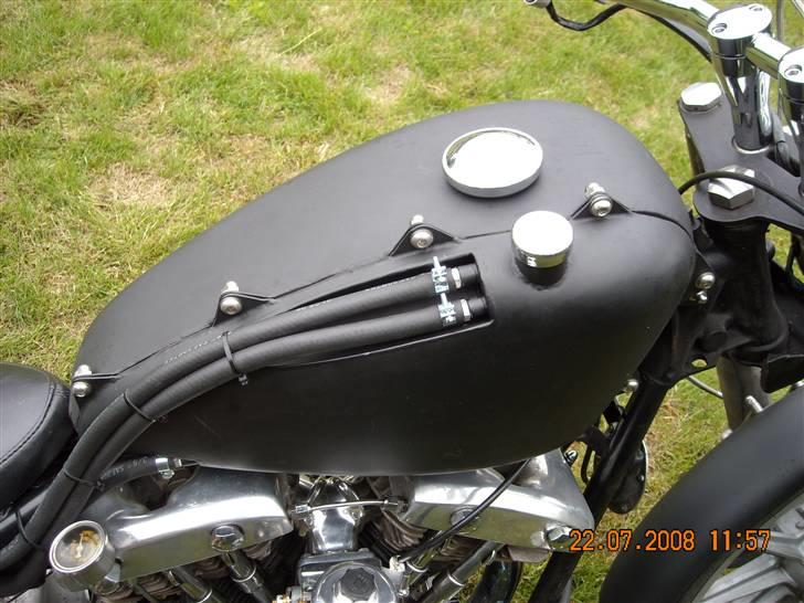 Harley Davidson flh - tank fra nyere sportster. lavet om så der er olietank i højre side. Ja, det er med vilje at samlingen er så grov... billede 15