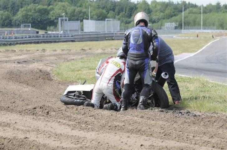 Hyosung GT 650 R - her var fotografen hurtig og fangede et af mine maaaaange styrt... billede 7