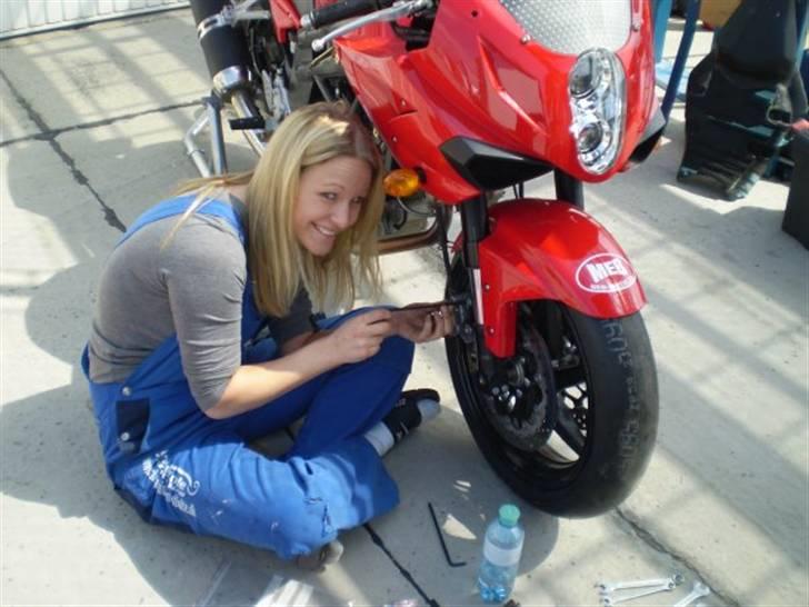 Hyosung GT 650 R - der bliver skruet i skidtet til forårstræning i Ungarn billede 10