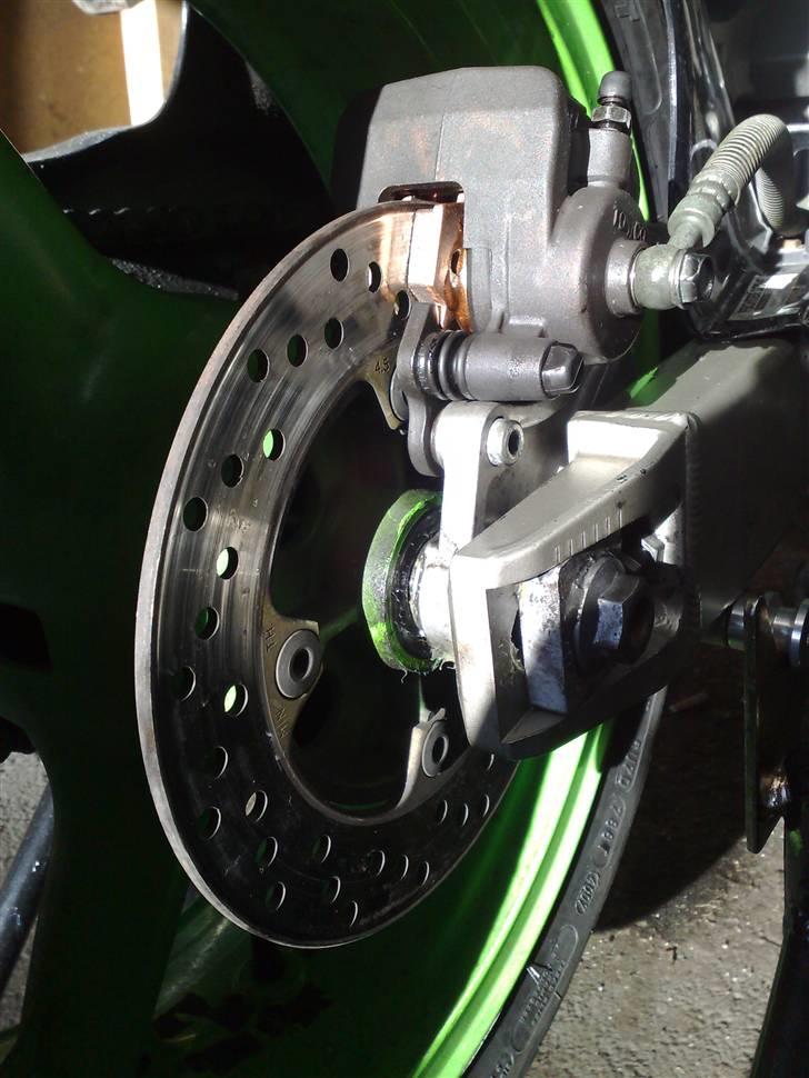 Kawasaki ZX9R **SOLGT D. 8/6-11** - Nye klodser! Måtte desværre tage kaliberen af, åbne den, tage stemplet ud, rense det og give gummipakningerne silikone..  billede 14