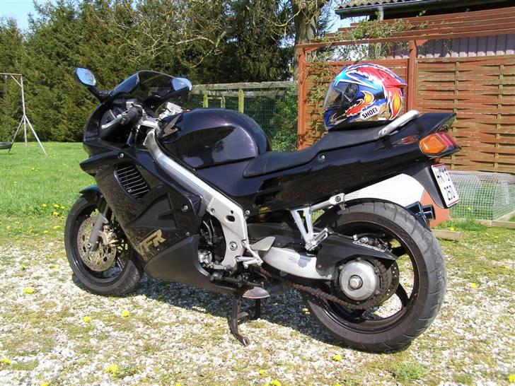 Honda VFR 750 F - Netop landet efter de første 900 km , godt mør og med "gummi arme"; men GLAD ! billede 5