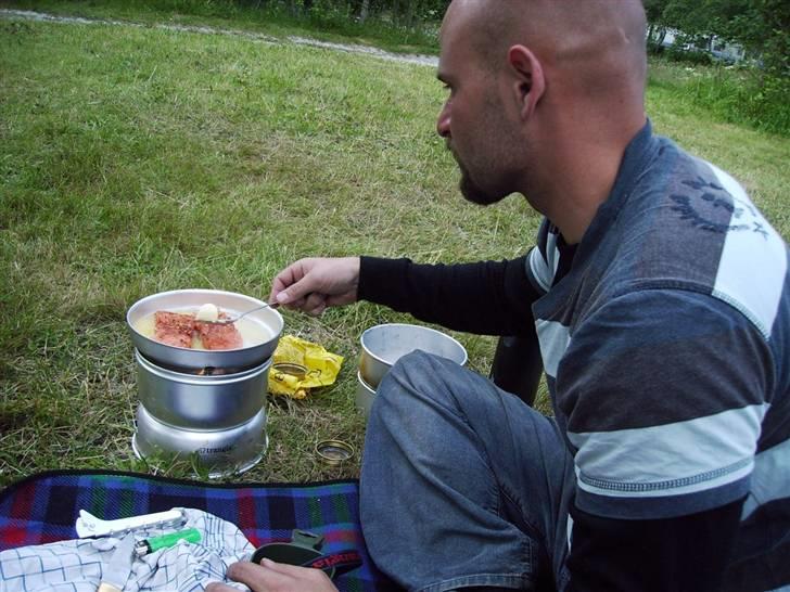 Suzuki SV1000 [SOLGT] - himself laver laksebøffer over trangien - blev kanon godt :O) billede 11