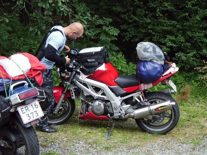 Suzuki SV1000 [SOLGT] - Det er sgu bekvemt med en GPS når vi ikke kan finde rundt i vores egen baghave uden :) billede 12