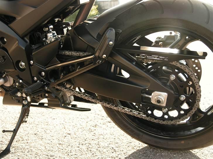 Suzuki GSR 600 (SOLGT) - Sort anodiseret alu tandhjul og ny kædeskærm billede 2