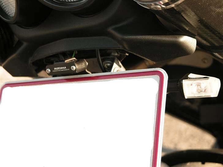 Suzuki GSR 600 (SOLGT) - Her kan man se hvor jeg har savet den gamle nummerpladeholder billede 3