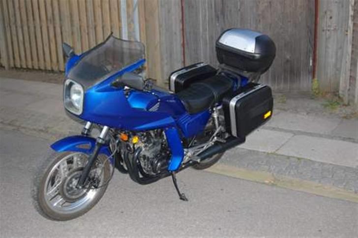 Honda CB900F2 Bol d'or - Så står den touringklar, de gamle tasker har fået en gang vinylmakeup og der er tilføjet en ny Hepco BEcker 45 liters topbox billede 13