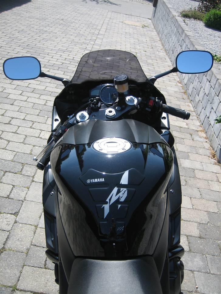 Yamaha YZF R1 ( SOLGT ) - Kåbeglasset med lidt højere overkant giver god læ i høj fart billede 6