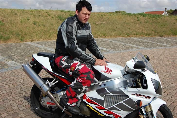 Honda VTR SP-2 (Solgt) - Føreren:) billede 3