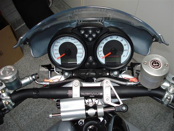 Ducati Monster S2R 1000 Solgt  - DMP styrdæmper,et must på monsteren,man kan tydelig mærke det når den får prygl billede 11
