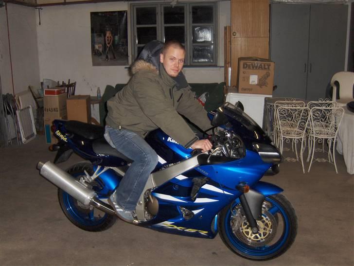 Kawasaki zx6r - Endelig hjemme. En glad, og træt ejer efter den lange tur hjem fra Tyskland. April 08 billede 4