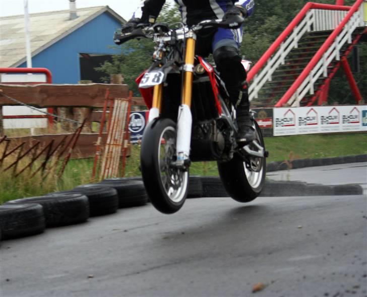 Aprilia SXV  550 Motard - Skick og regn er sku at køre i brun sæbe....  billede 20