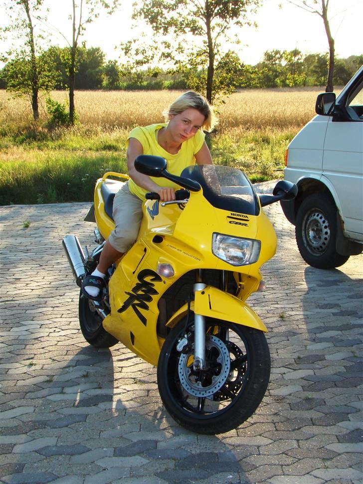 Honda Cbr 600 f2 Gul - kæresten var nervøs i starten, men nu elsker hun den også. :D - måske hun sku ha sin egen? billede 7
