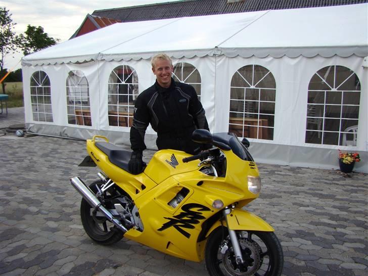 Honda Cbr 600 f2 Gul - her har jeg lig kørt den hjem fra sælger.. -> stort smil..!  billede 8