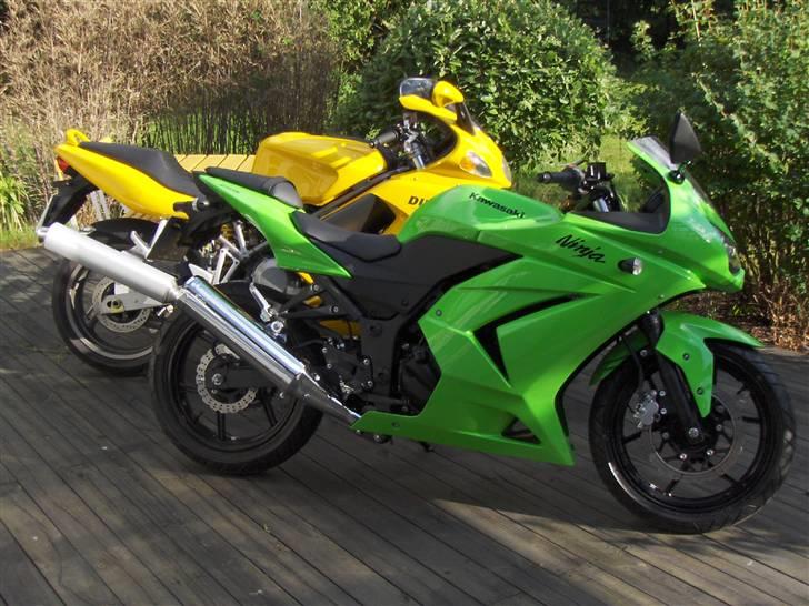 Kawasaki Ninja 250R - Når jeg ser det her billede, som var det første min far sendte da han havde hentet den, får jeg stadig den der "Yes - det er MIN Ninja"-følelse. Det var bare det bedste, at se at den endelig var min, hentet og stod klar og ventede på mig :-) billede 20