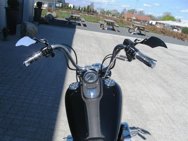 Harley Davidson *Custom Dyna Street Bob* - Tæning som på en Softtail - med lås og tilkoblet alarm. (nu ingen nøgle at fumle med)  billede 4