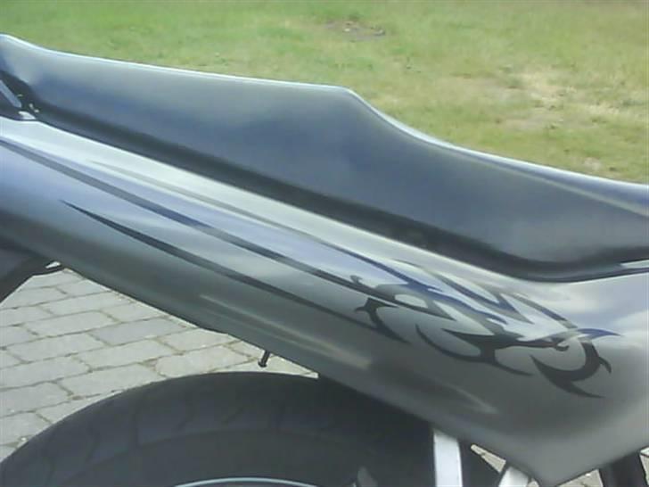 Suzuki gs500e SOLGT - istedet for der står gs 500 er der lavet en tribal billede 4