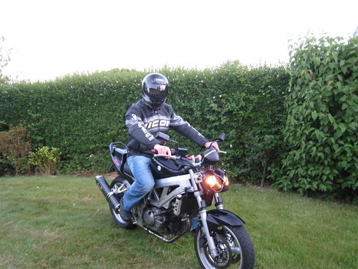 Suzuki SV650N @Til salg@ - Twin T2 forlygte... er noget skod, den smelter, har lige købt fisheye lygter i tyskland de er sgu fed.... billede 2