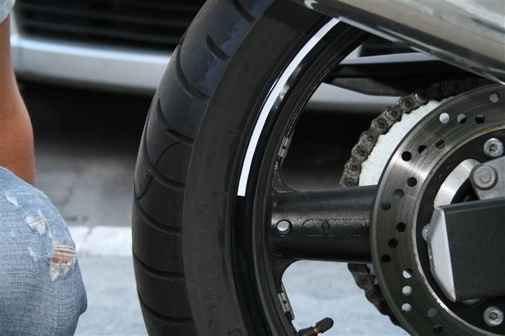 Suzuki GSX650F K8 - Så bliver der monteret rim-stripes billede 17