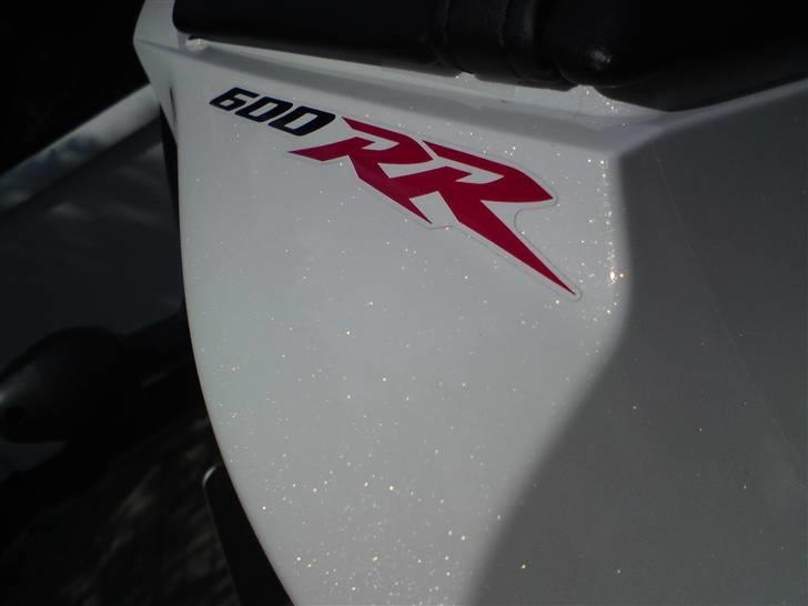 Honda CBR600RR - Den dejlige hvide perlemor kommer rigtigt frem i solen. billede 6