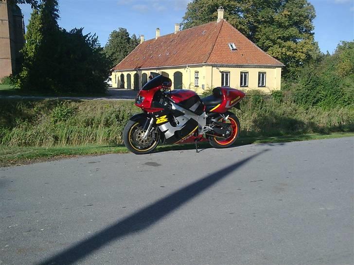 Suzuki GSXR 750  Solgt  - der kommer en dejlig brommen her fra må man sige:) billede 6