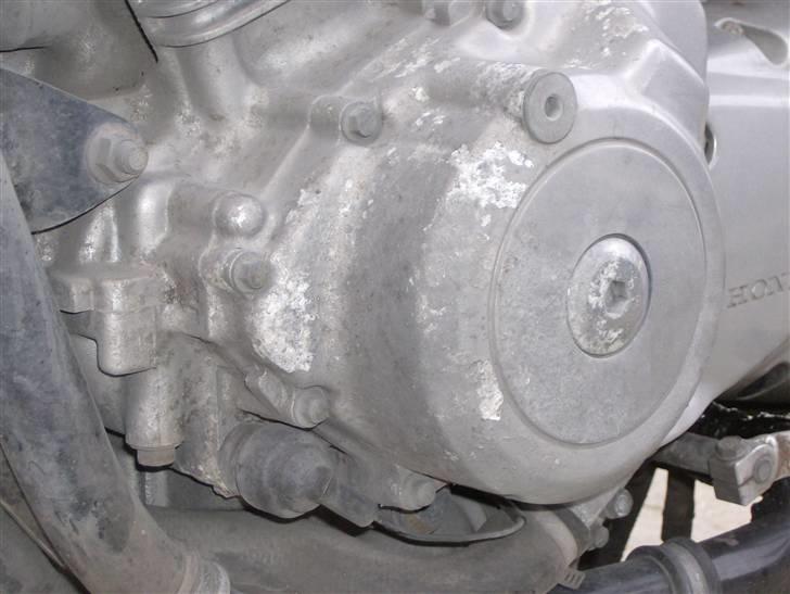 Honda CB 500 - godt med korrosion på motoren billede 5