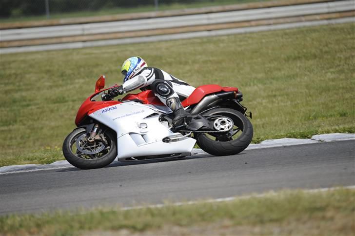 MV Agusta 750 F4 - Det er her den høre til... På en racerbane billede 12