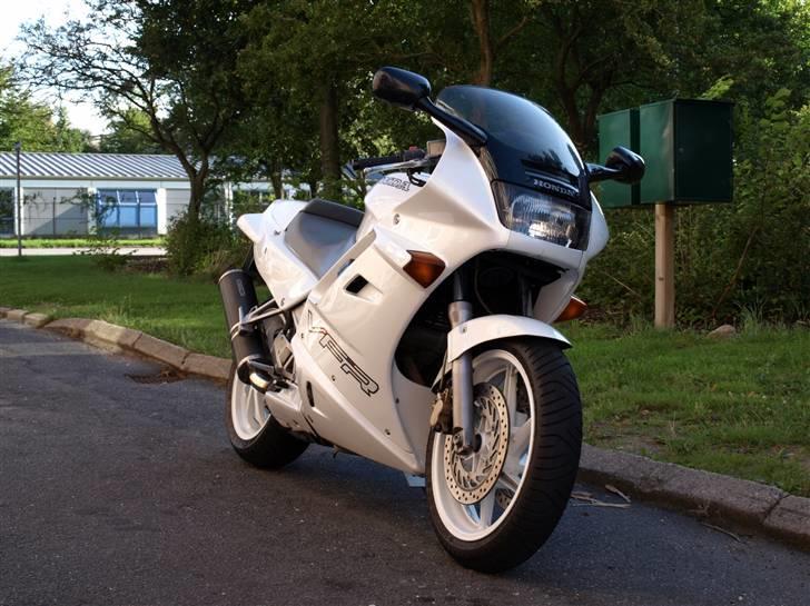 Honda VFR750F RC36-1 *SOLGT* billede 2