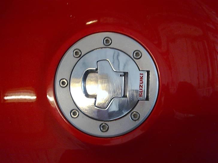 Suzuki GSXR 750  Solgt  - blank poleret tankdæksel billede 13