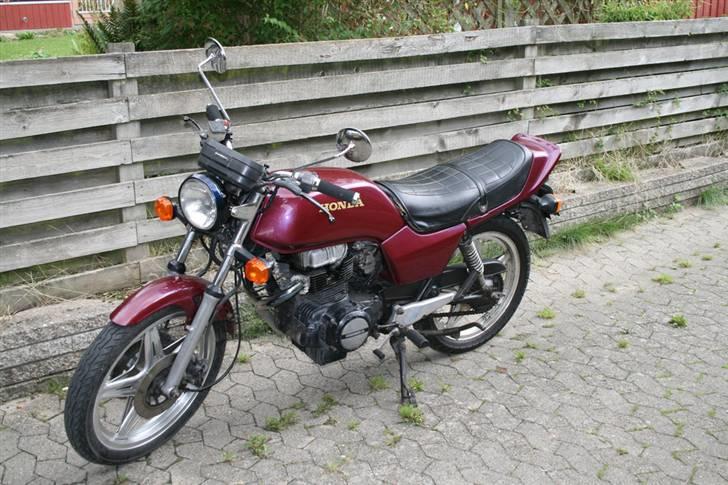 Honda CB 400N  *Solgt* - Holder lige for første gang i indkørslen hvor den kommer til at bo det næste stykke tid... billede 2