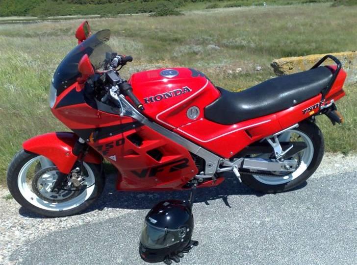 Honda VFR 750 F [SOLGT] - Et lille stop på en tur en lun Juni-dag 2008 billede 9