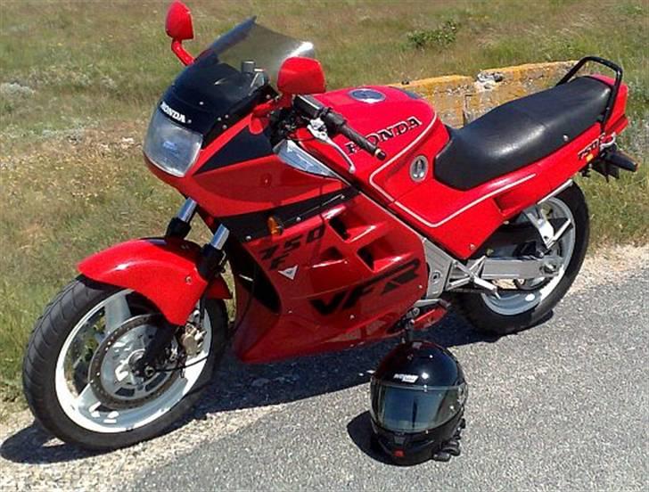 Honda VFR 750 F [SOLGT] - Et lille stop på en tur en lun Juni-dag 2008 billede 10