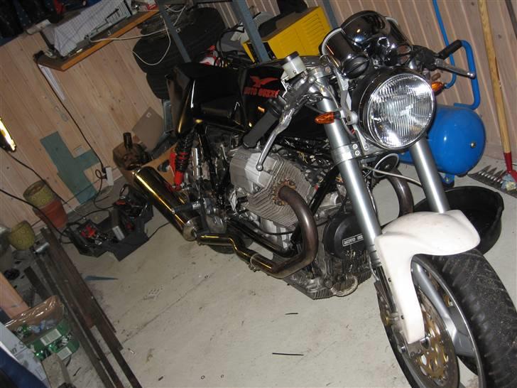 Moto Guzzi 1100 sport - I garagen. Vejret er for dårligt til at komme ud og tage billeder billede 1