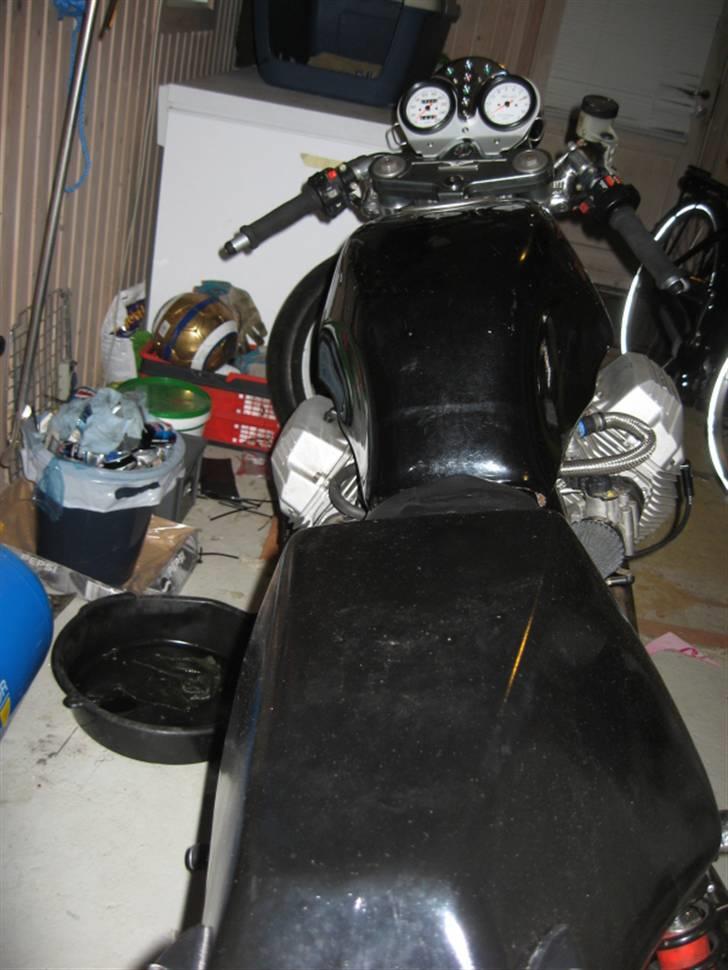 Moto Guzzi 1100 sport - Dejlig smal tank med "knæ varmerne" stikkende ud billede 2