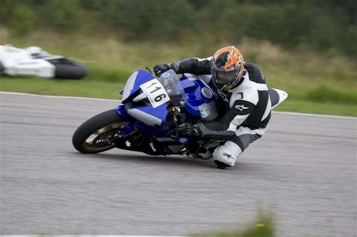 Yamaha YZF R6 - Go stil hvis jeg selv ska sige det.... Synd for ham i baggrunden dog.. billede 5