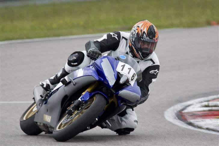 Yamaha YZF R6 - Fed mand med nyt læder, på en lille forpint moped.  billede 6