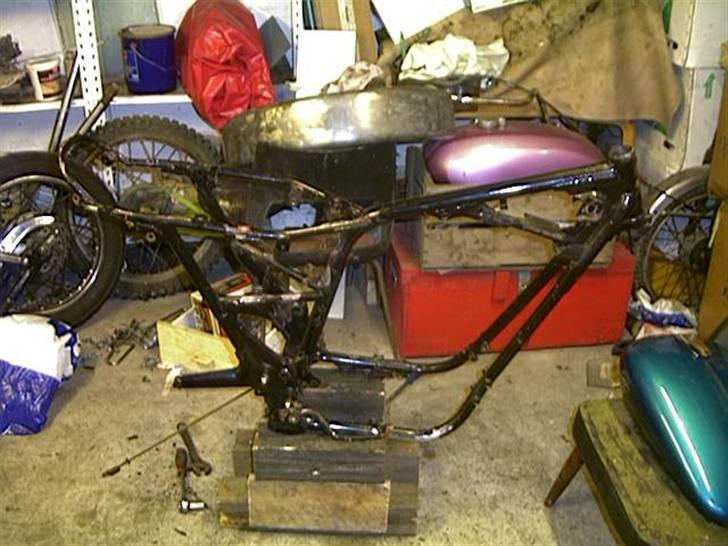 Yamaha XS 1 - Skilt ad og tilretning af ny tank og håndlavet sideskjulde billede 4