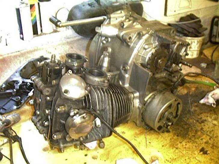 Yamaha XS 1 - Motoren bliver tjekket efter og renset billede 7