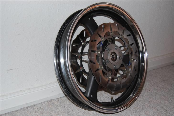 Suzuki GSF 600 Bandit (projekt) - Efter mange timer og meget ømme fingre er det ene fælg færdigt billede 7