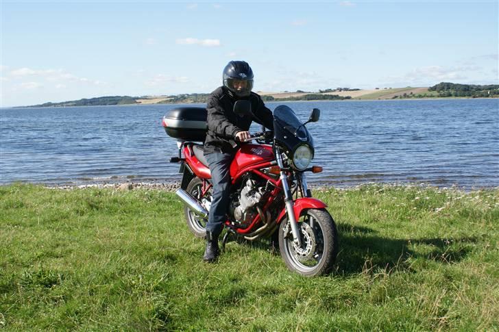 Yamaha XJ600N - den stolte ejer på sin maskine billede 1