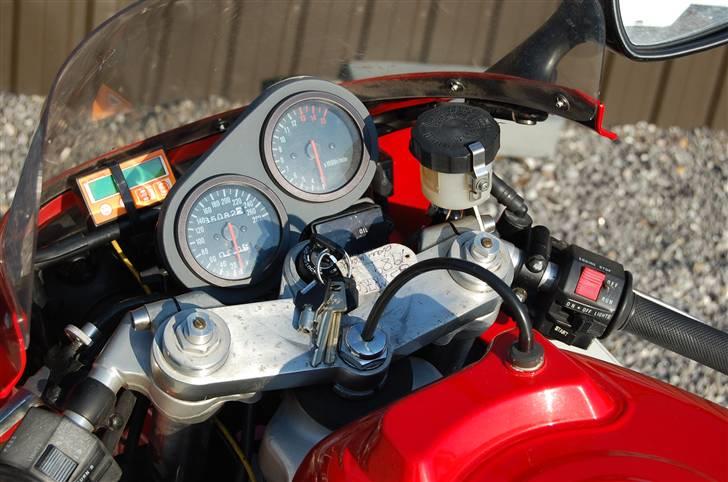 Suzuki gsxr 750 - 85000 Km :-o og en AIM Mychron Light RPM/temperatur måler, man skal jo lige holde styr på varmen på sådan et gammelt oliekogeri. billede 6