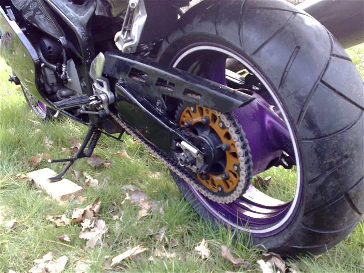 Yamaha Fzr 1000 - Så kom der et nyt kæde kit på og en hvid kant på æ fælg... billede 2