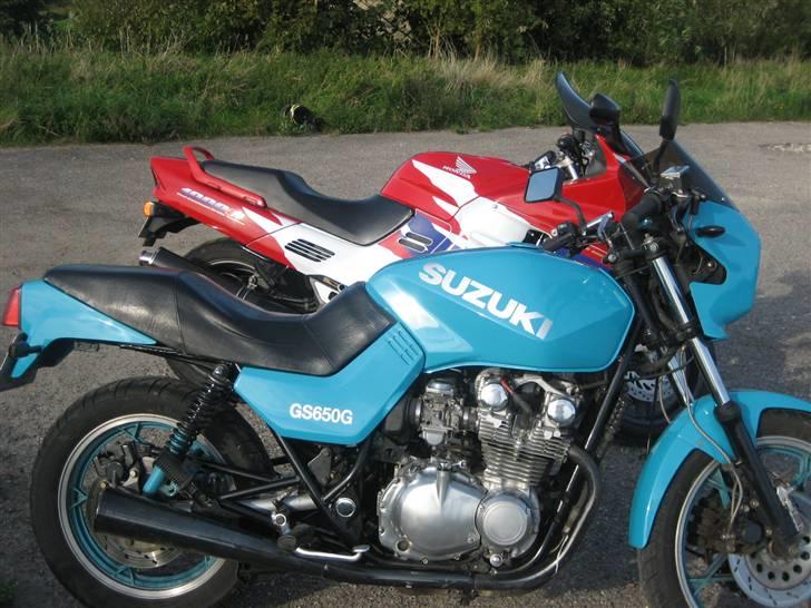 Suzuki gs 650 kantana solgt -  her holder jeg med fede søren`s honda cbr 1000 i baggrunden billede 17