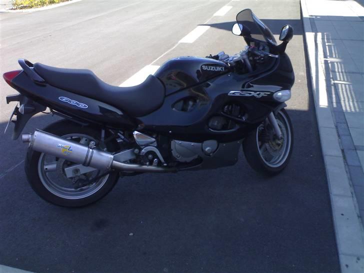 Suzuki GSX600 F - Så er den nye potte monteret og lyden er bare super-fed......deeejligt. billede 9